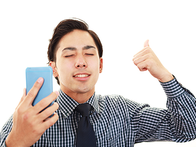 エロ漫画を無料で読む男